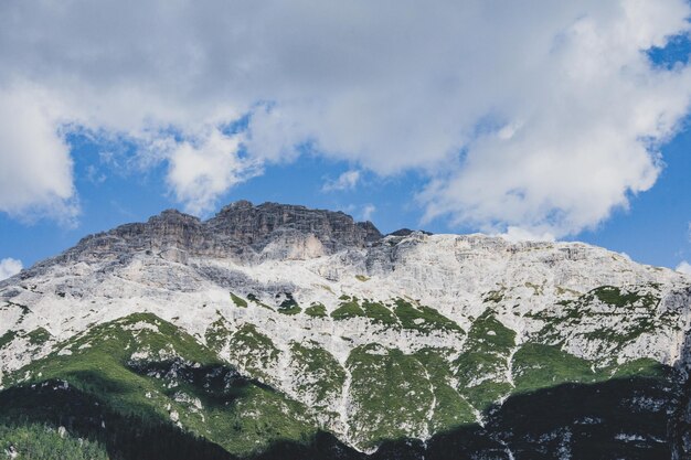 Photo le lac de durrens en italie - parc national des trois zinnen