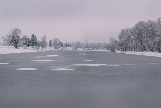 Lac enneigé en hiver