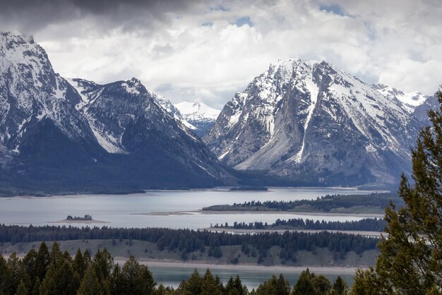 Lac entouré d'arbres et de montagnes dans le paysage américain