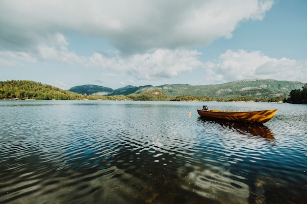 Photo lac entouré de paysages rocheux