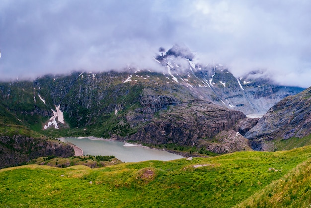 Lac entre montagnes