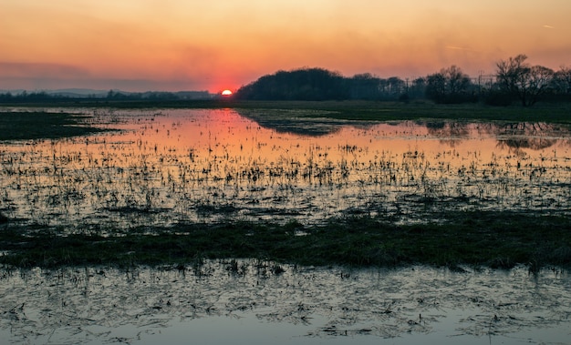 Le lac est le coucher de soleil