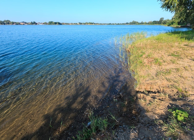 Lac d'été calme rushy shore