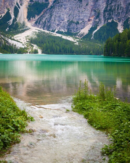 Ce lac étonnant est situé au cœur des montagnes des Dolomites, patrimoine mondial de l'UNESCO - Italie