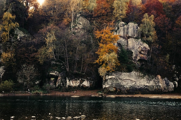 Lac avec une face de la montagne