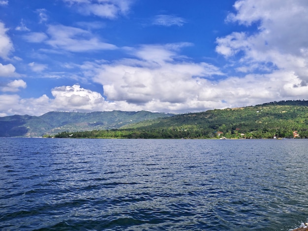 Le lac fermer le volcan Taal aux Philippines