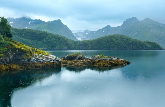 Lac (fjord) et vue pluvieuse sur le glacier Svartisen