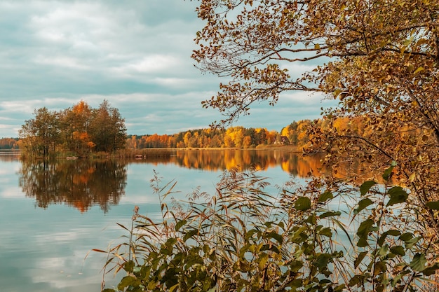 Lac forestier en automne. Paysage d'automne coloré, tranquillité, voyage.