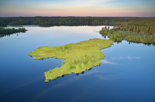 Lac et forêt au coucher du soleil Vue aérienne de la nature