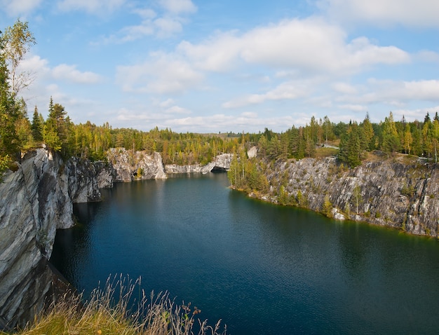 Lac de la forêt dans les rochers