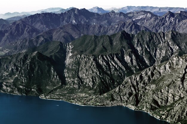 Photo lac de garda et montagnes côte rocheuse panorama aérien de l'italie