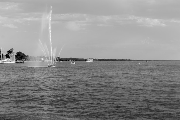 Lac de Garde vu du bord du lac de Bardolino avec la fontaine typique