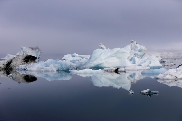 Photo un lac gelé contre le ciel