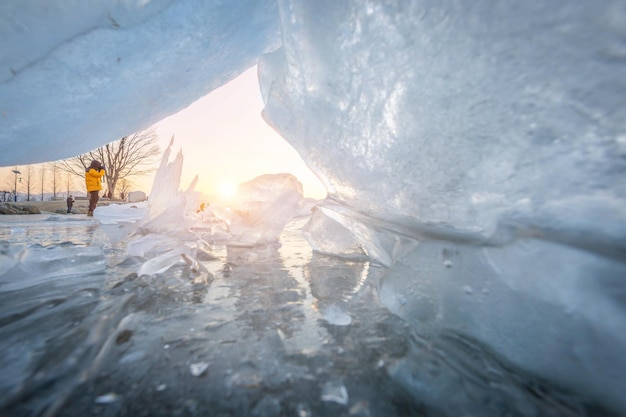 Lac gelé en Corée du Sud en hiver au lever du soleil à Dumulmeori Yangpyeong en Corée du Sud