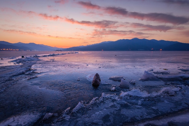 Lac gelé en Corée du Sud en hiver au lever du soleil à Dumulmeori Yangpyeong en Corée du Sud