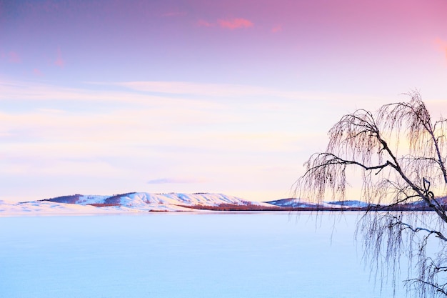 Lac gelé dans les montagnes au coucher du soleil. Beau paysage d'hiver. Lac Bannoye, Oural du Sud, Russie.