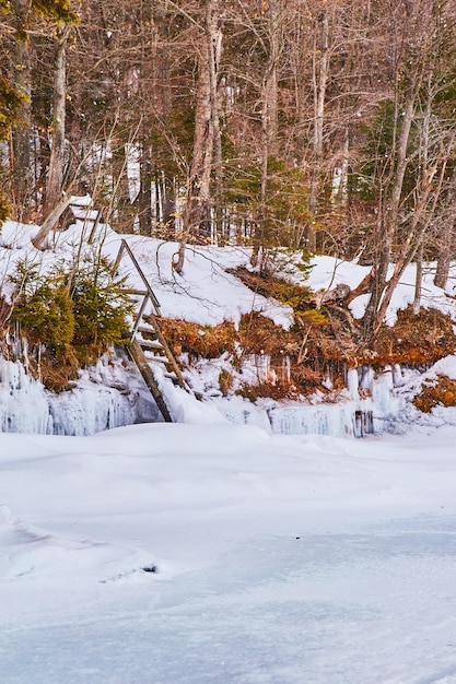 Lac gelé avec un escalier endommagé jusqu'au niveau de l'eau