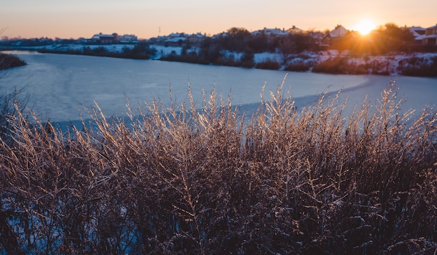 Lac gelé en hiver. Lumière du petit matin.