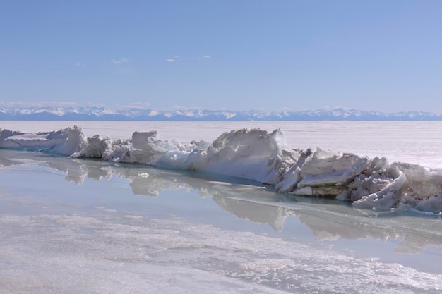 Lac gelé et paysage d'hiver de montagnes enneigées