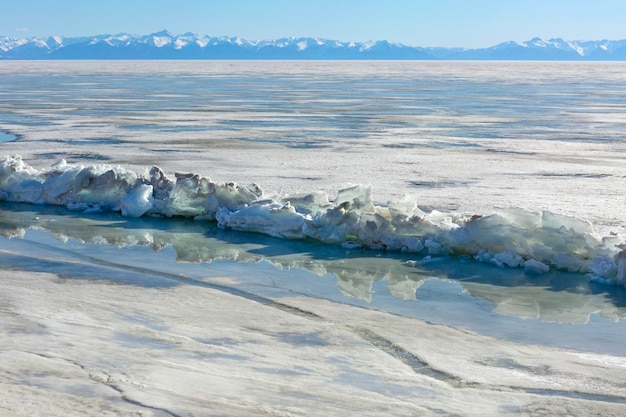 Lac gelé et paysage d'hiver de montagnes enneigées