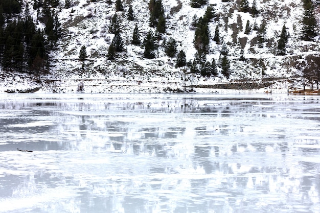 Photo lac gelé avec reflets