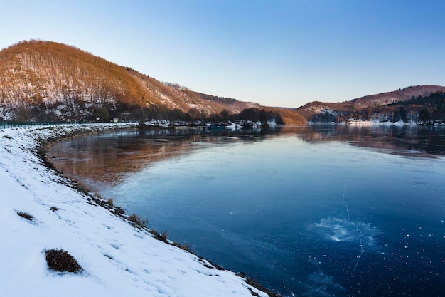 Lac gelé Rursee à Rurberg Allemagne