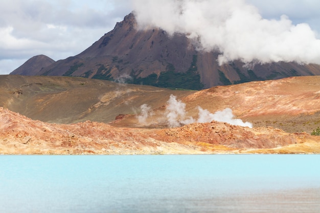 Lac géothermal bleu en Islande