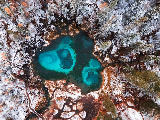 Lac de geyser bleu dans la forêt d'automne après les chutes de neige des montagnes de l'Altaï Sibérie Russie