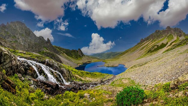 Le lac glaciaire d'Avusor Le lac du cœur dans les montagnes de Kackar Le plateau d'Avusor Rize Turquie