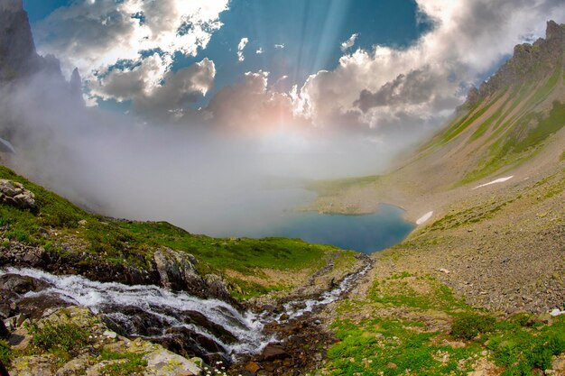 Le lac glaciaire d'Avusor Le lac du cœur dans les montagnes de Kackar Le plateau d'Avusor Rize Turquie