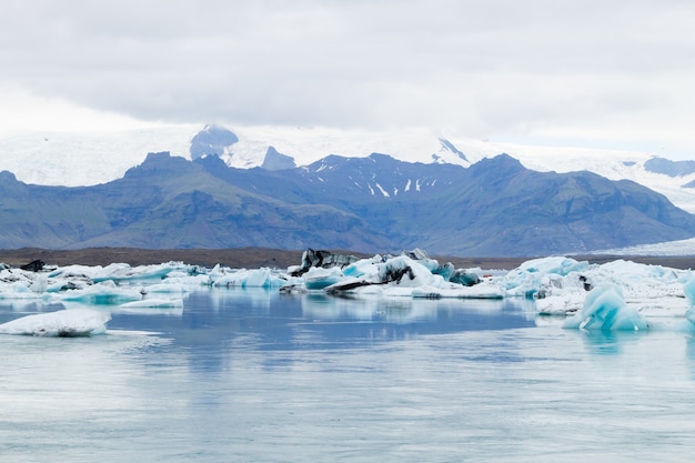 Lac glaciaire de Jokulsarlon, Islande. Icebergs flottant sur l'eau. Paysage d'Islande