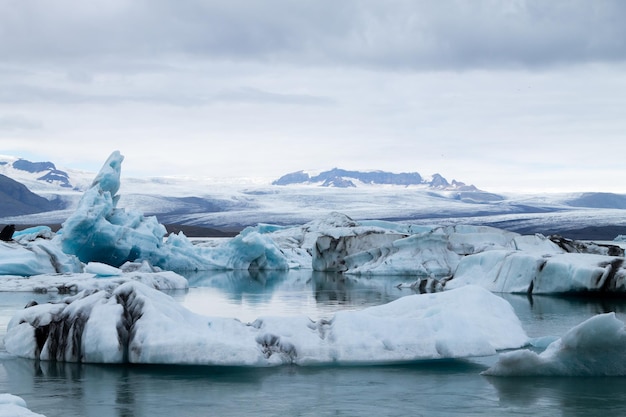 Lac glaciaire de Jokulsarlon, Islande. Icebergs flottant sur l'eau. Paysage d'Islande