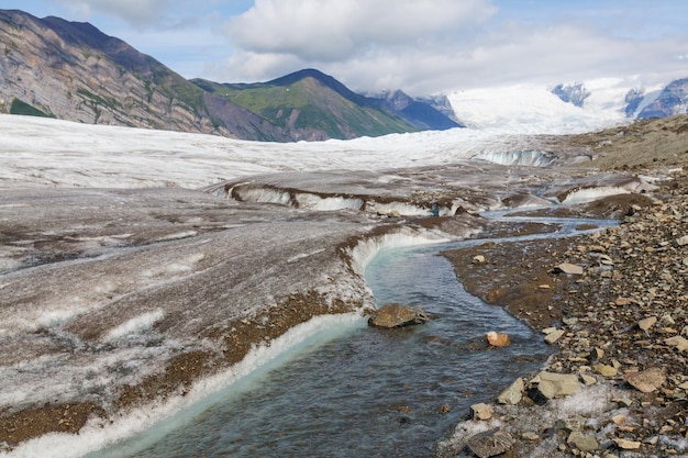 Lac sur le glacier Kennicott, Wrangell-St. Parc national d'Elias, Alaska