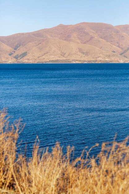 Un lac et une grande montagne en arrière-plan