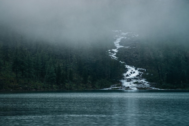 Lac des Highlands et forêt brumeuse