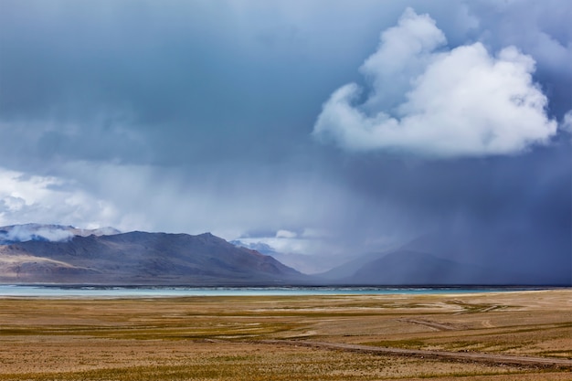 Lac de l'Himalaya Tso Kar dans l'Himalaya, Ladakh, Inde