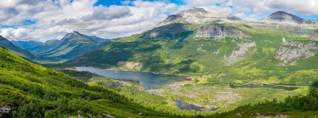 Lac Innerdalsvatna vallée de montagne Innerdalen de Norvège