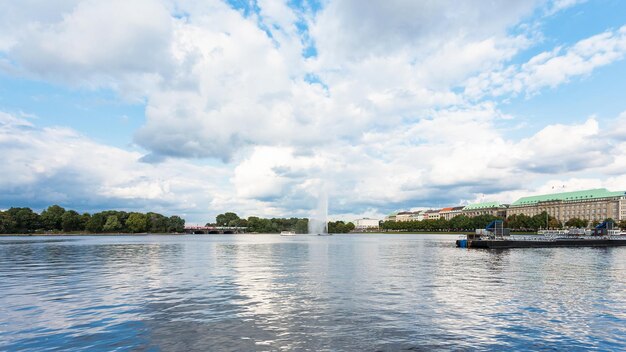 Photo lac intérieur de l'alster avec fontaine dans la ville de hambourg