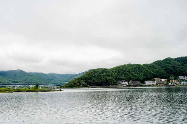 lac japonais près du mont fuji