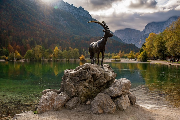 Lac Jasna avec le monument de la chèvre de montagne chamois à l'avant du parc national du Triglav en Slovénie