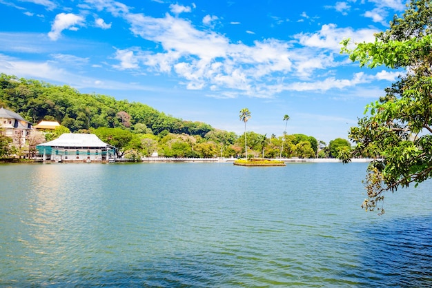 Lac Kandy pendant la journée. Le lac est situé dans la ville de Kandy, au Sri Lanka.