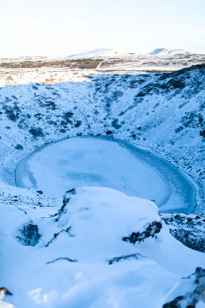 Photo lac kerid gelé en hiver dans le cratère d'un volcan éteint. incroyable paysage d'islande en hiver.