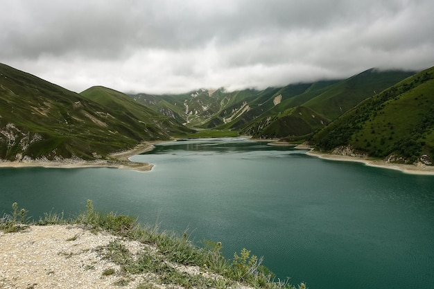 Lac Kezenoyam dans les montagnes du Caucase en Tchétchénie Russie juin 2021
