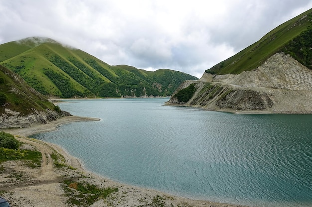 Lac Kezenoyam dans les montagnes du Caucase en Tchétchénie Russie juin 2021