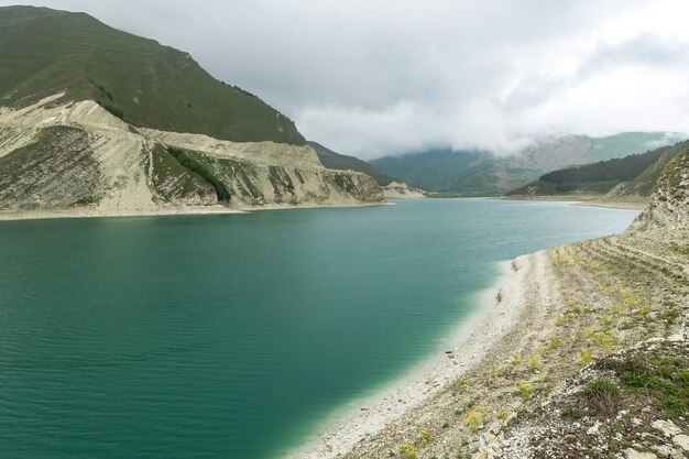 Lac Kezenoyam dans les montagnes du Caucase en Tchétchénie Russie juin 2021