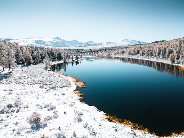 Lac Kidelu dans les montagnes de l'Altaï Sibérie Russie arbres et montagnes enneigés