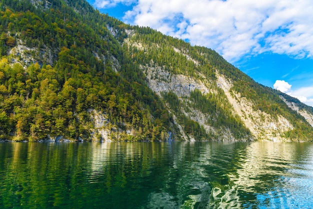 Lac Koenigssee avec montagnes Alp Konigsee Parc National de Berchtesgaden Bavière Allemagne