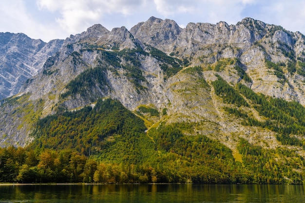 Lac Koenigssee avec montagnes Alp Konigsee Parc National de Berchtesgaden Bavière Allemagne