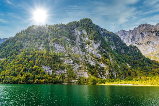 Lac Koenigssee avec montagnes Alp Konigsee Parc National de Berchtesgaden Bavière Allemagne