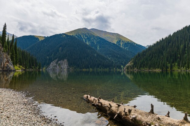 Lac Kolsay - lac de montagne au Kazakhstan